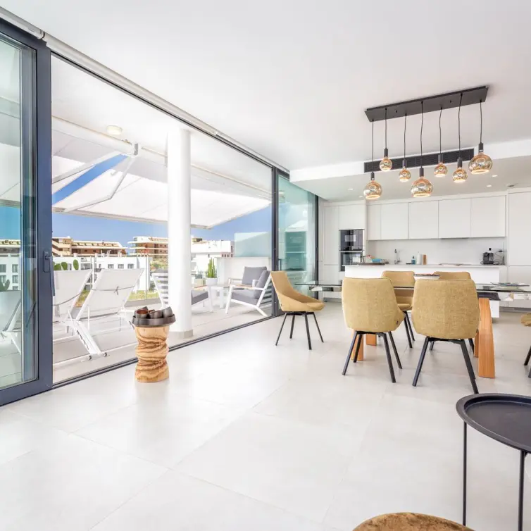 Venta de apartamento en planta media en Higueron