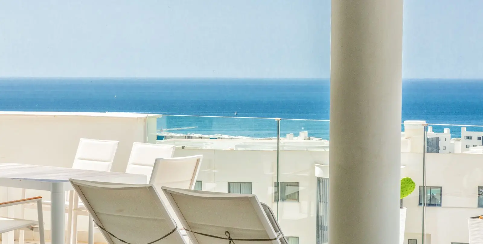 Venta de apartamento en planta media en Higueron 17
