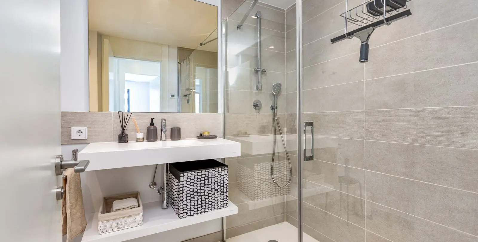 Venta de apartamento en planta media en Higueron 19