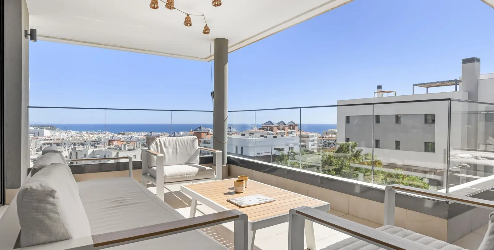 Venta de apartamento en planta media en Estepona 1