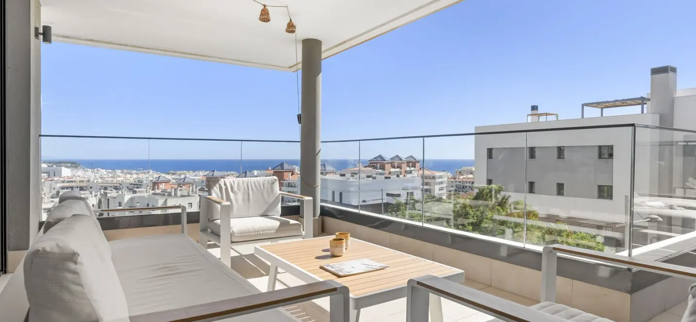 Venta de apartamento en planta media en Estepona 0