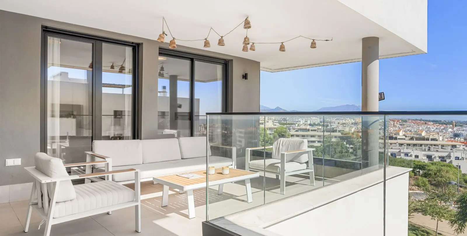 Venta de apartamento en planta media en Estepona 2
