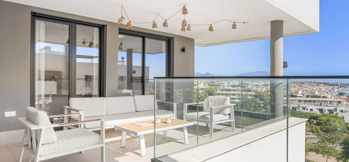 Venta de apartamento en planta media en Estepona 1