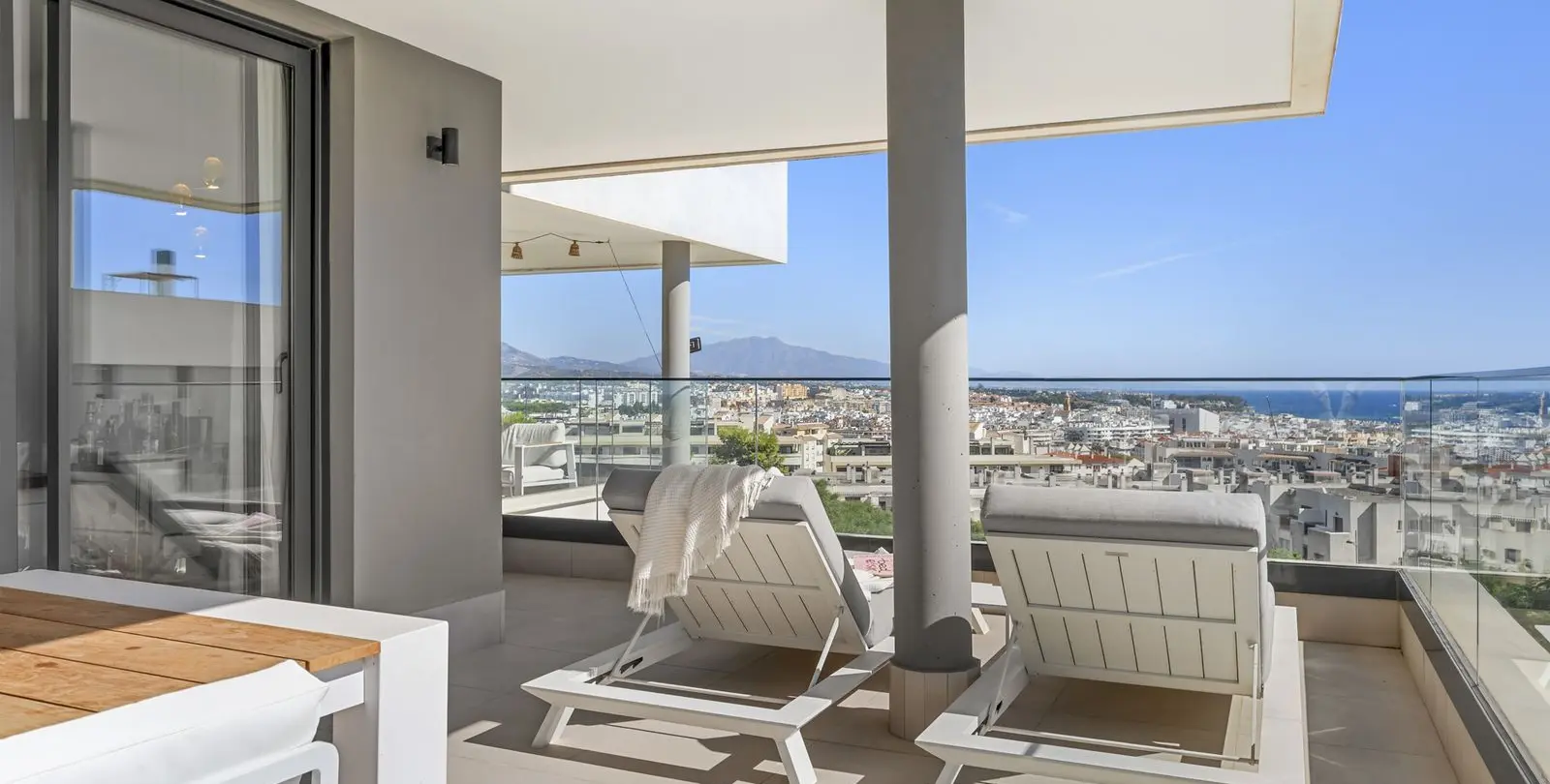 Venta de apartamento en planta media en Estepona 3