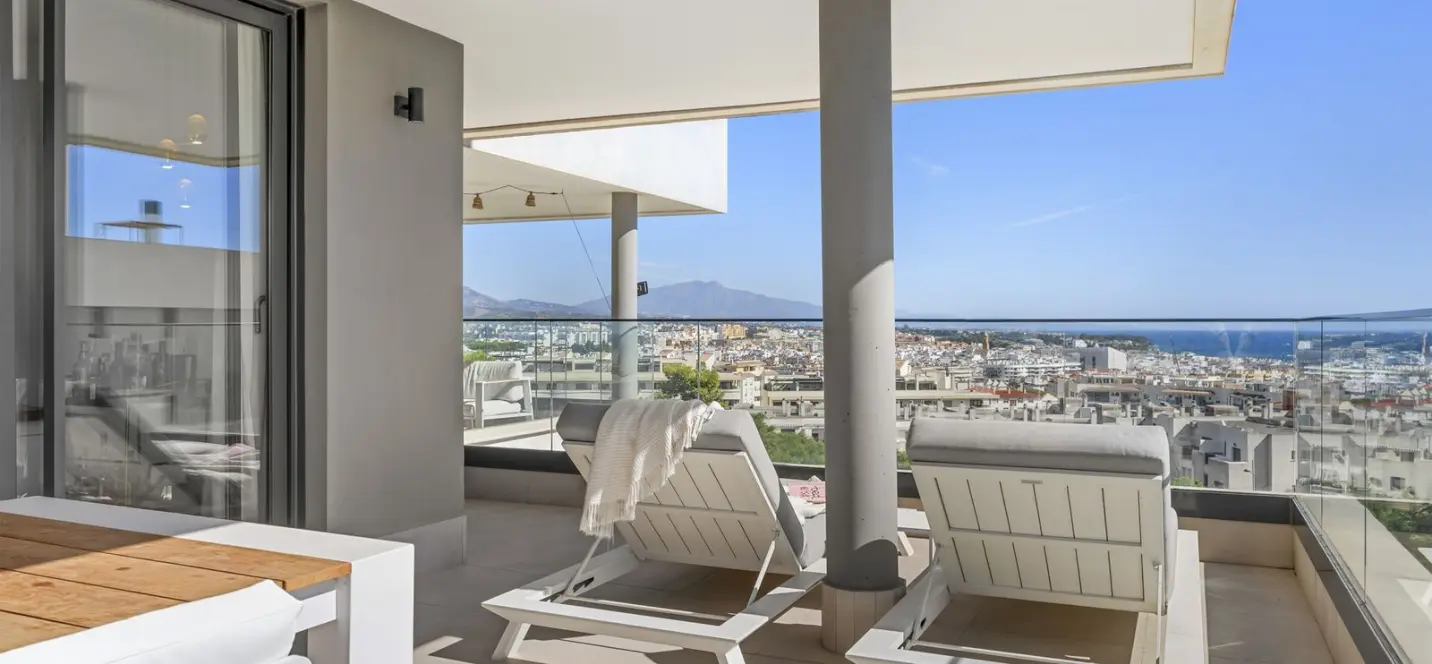 Venta de apartamento en planta media en Estepona 2