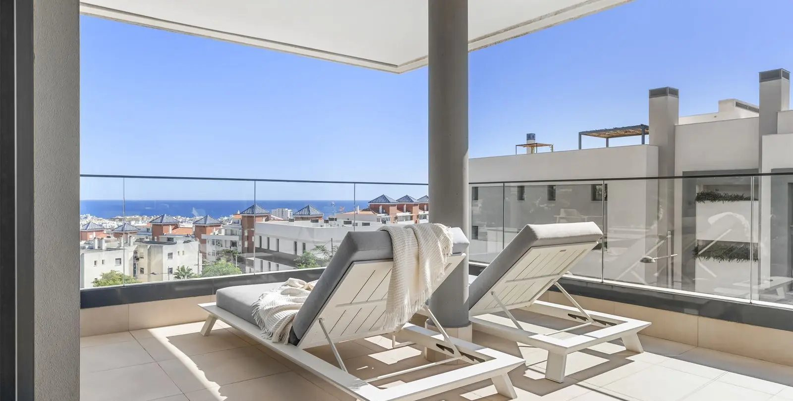 Venta de apartamento en planta media en Estepona 4