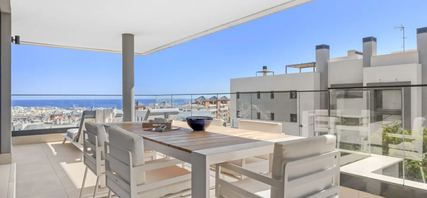 Venta de apartamento en planta media en Estepona 4