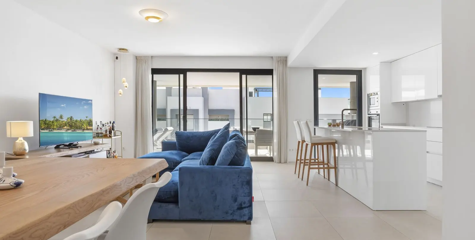Venta de apartamento en planta media en Estepona 6