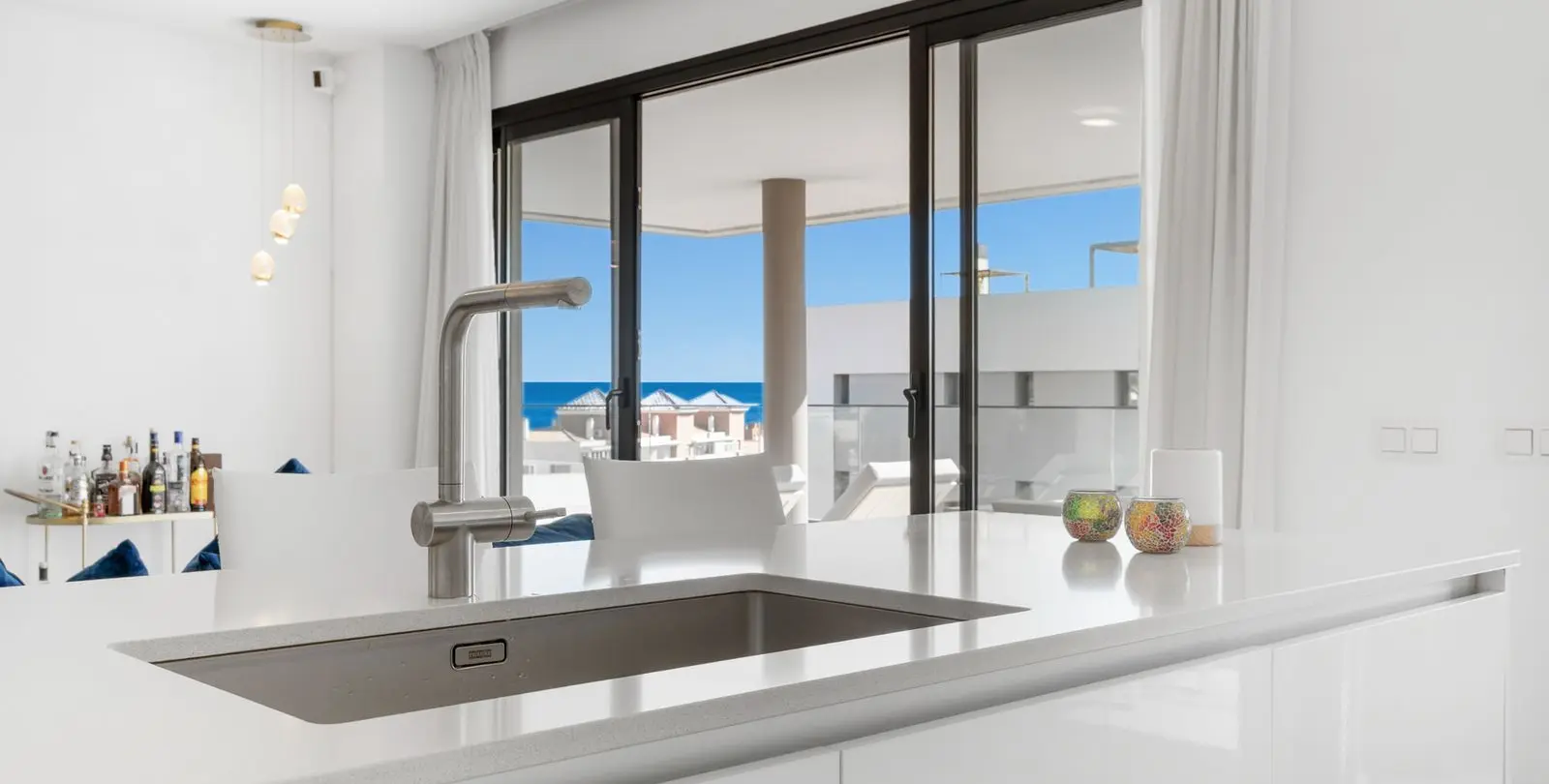 Venta de apartamento en planta media en Estepona 12
