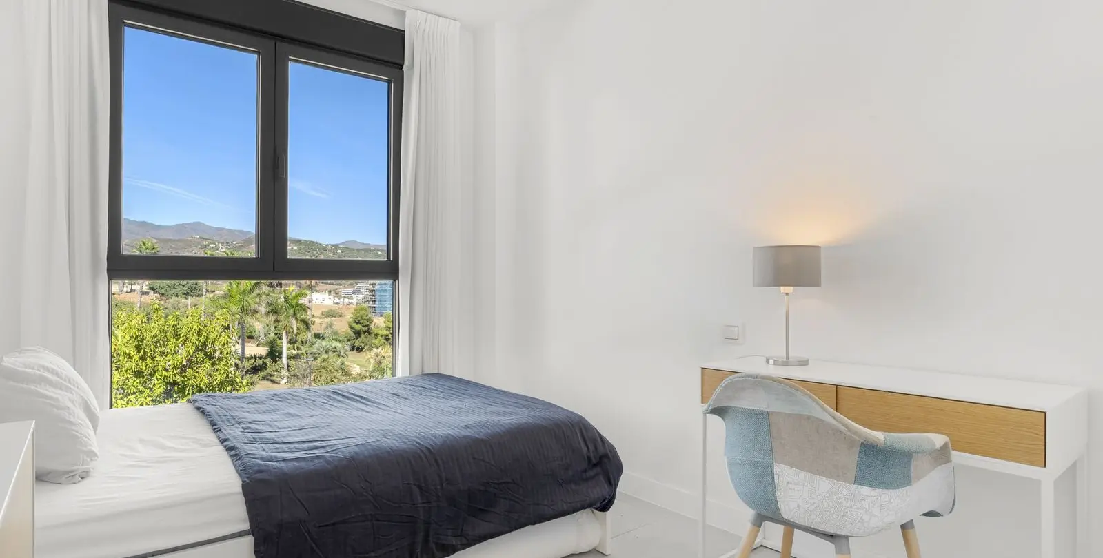 Venta de apartamento en planta media en Estepona 15