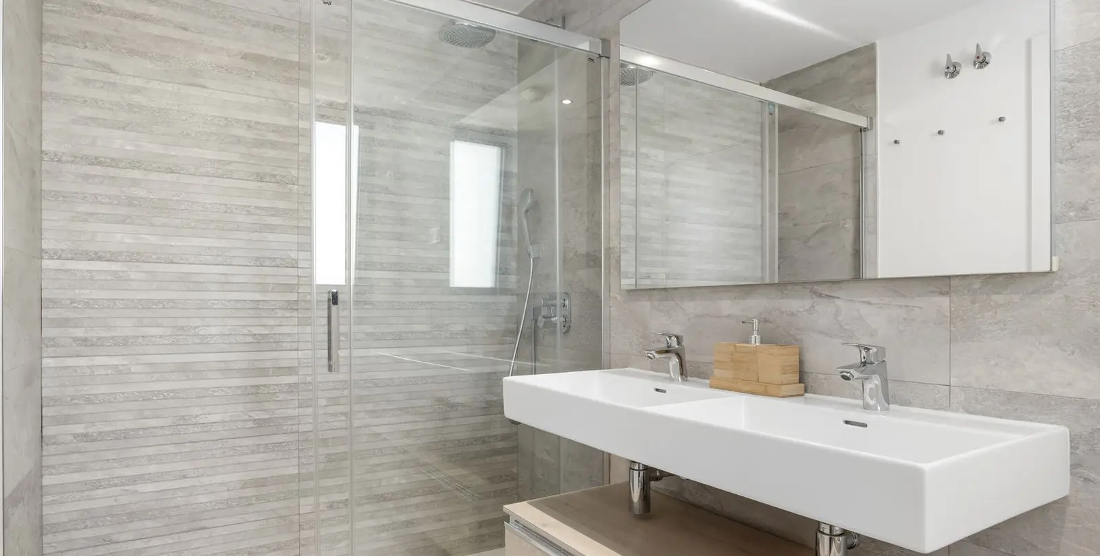 Venta de apartamento en planta media en Estepona 16