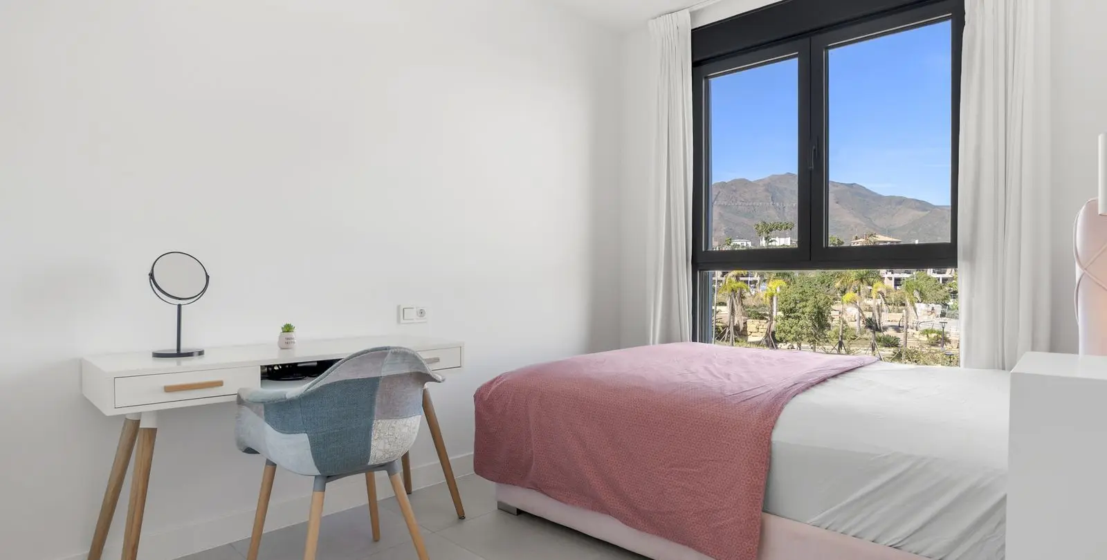 Venta de apartamento en planta media en Estepona 17