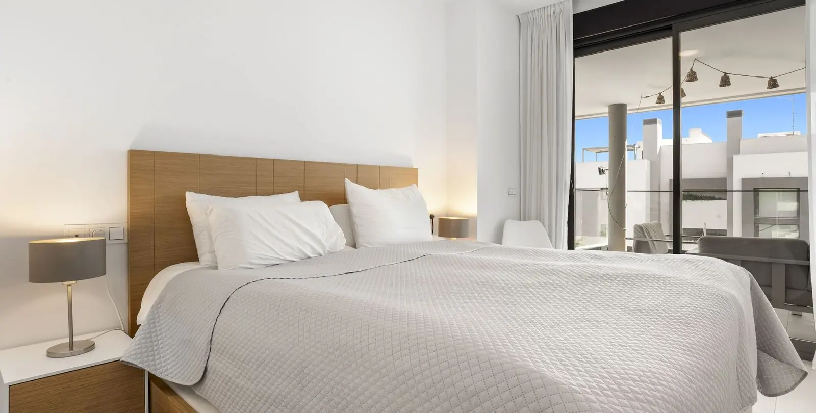 Venta de apartamento en planta media en Estepona 18