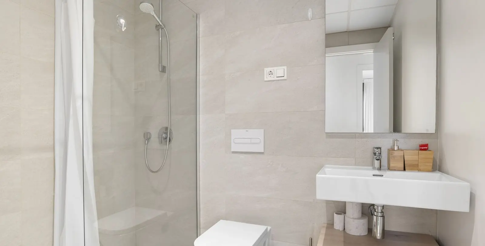 Venta de apartamento en planta media en Estepona 19