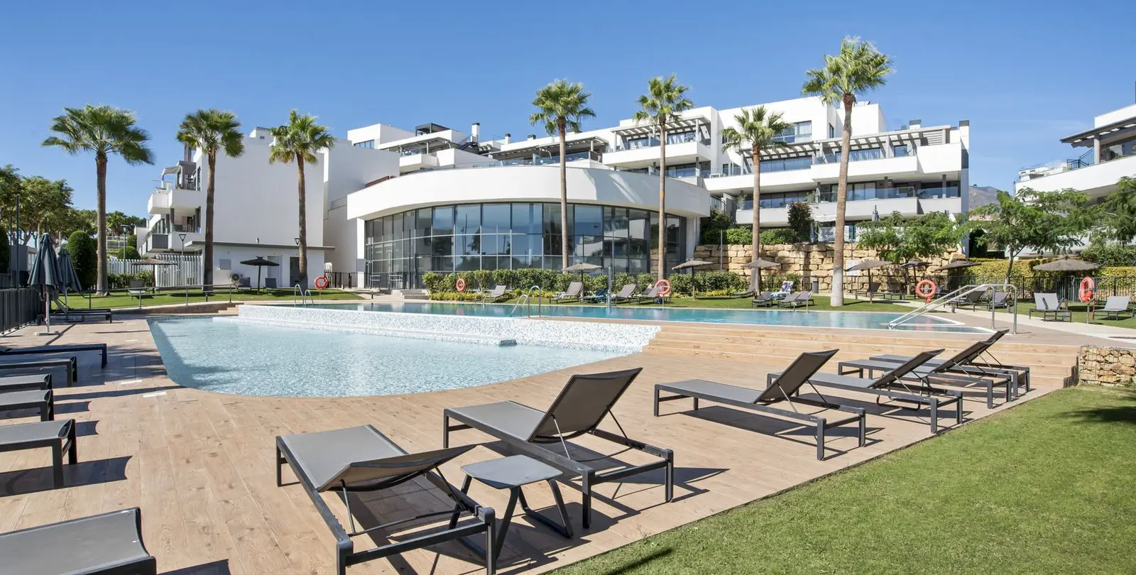 Venta de apartamento en planta media en Estepona 22