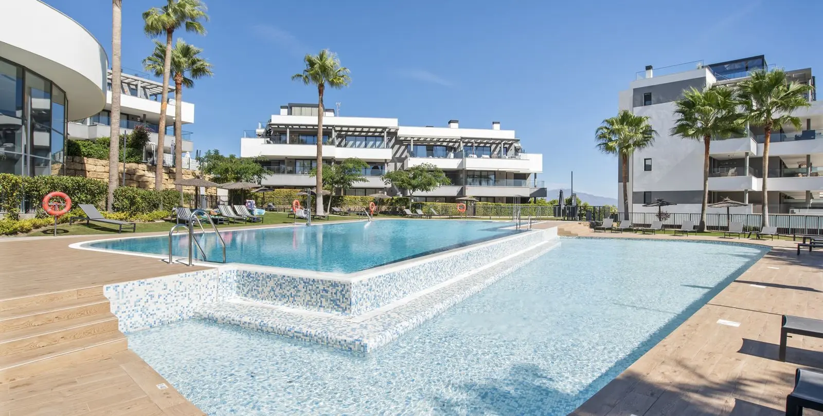 Venta de apartamento en planta media en Estepona 23