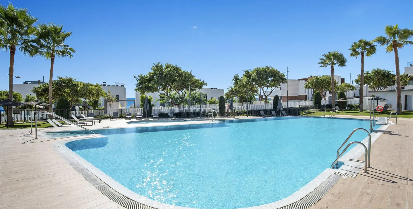 Venta de apartamento en planta media en Estepona 24