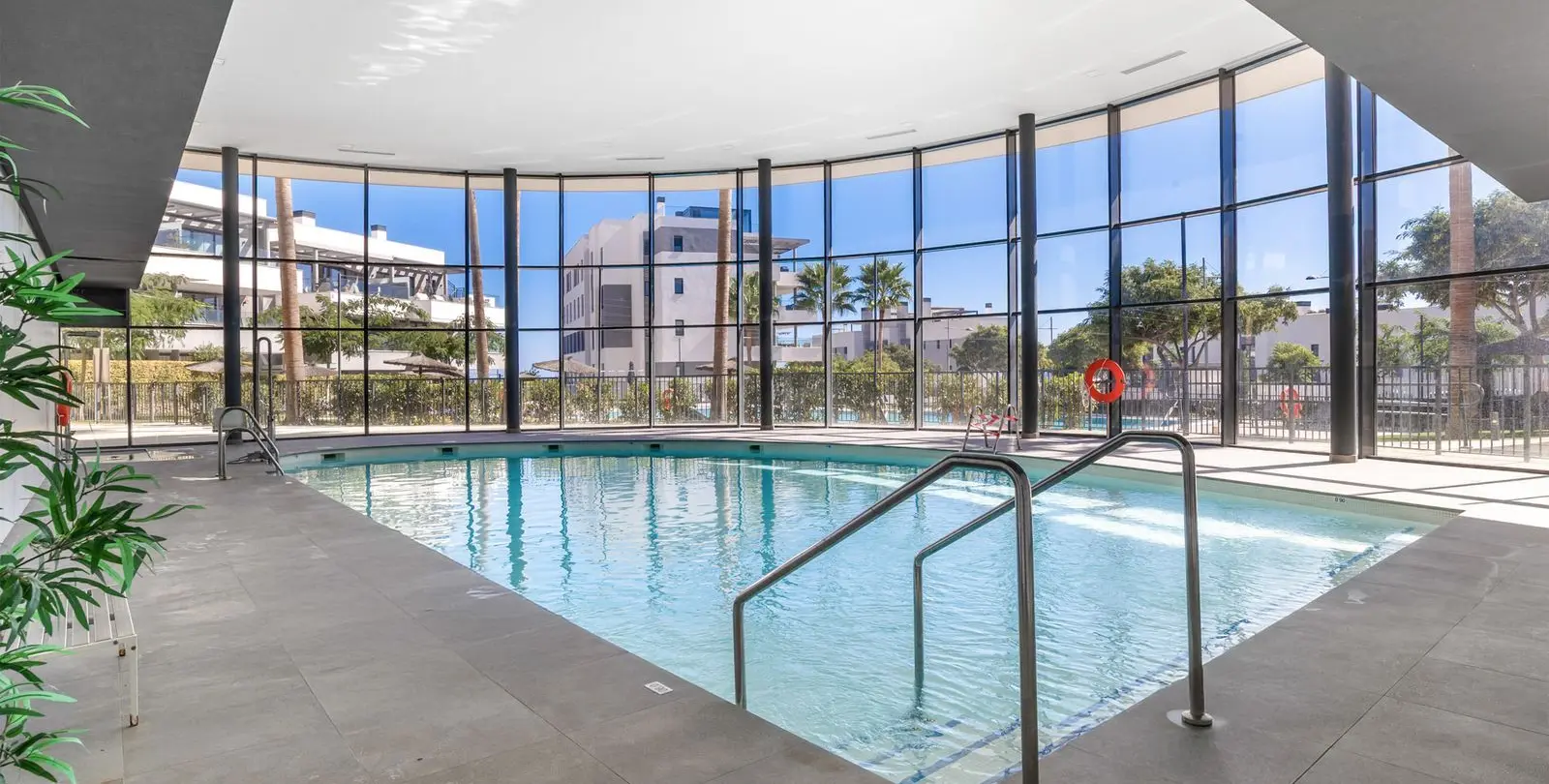 Venta de apartamento en planta media en Estepona 25