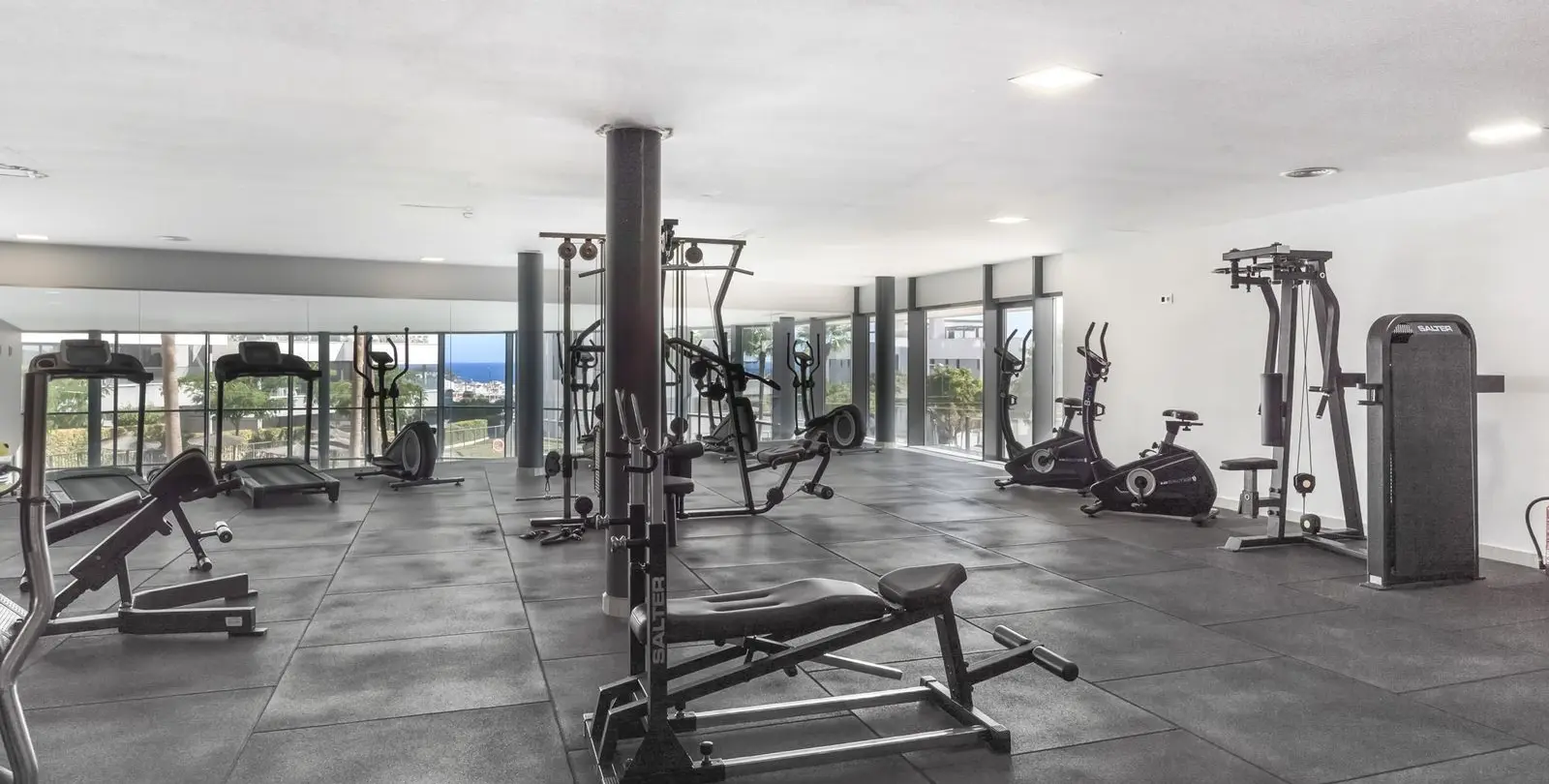 Venta de apartamento en planta media en Estepona 26