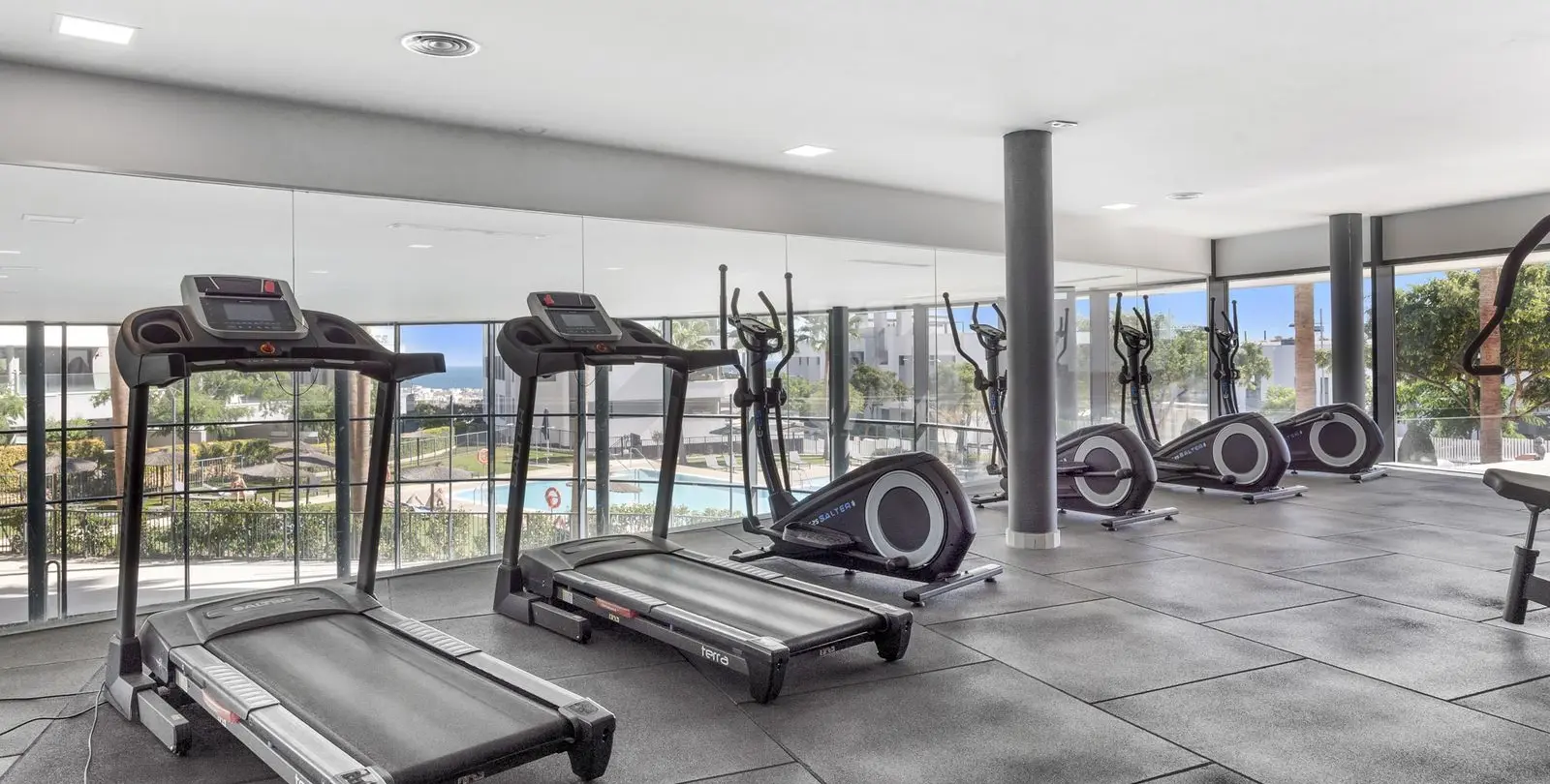 Venta de apartamento en planta media en Estepona 27