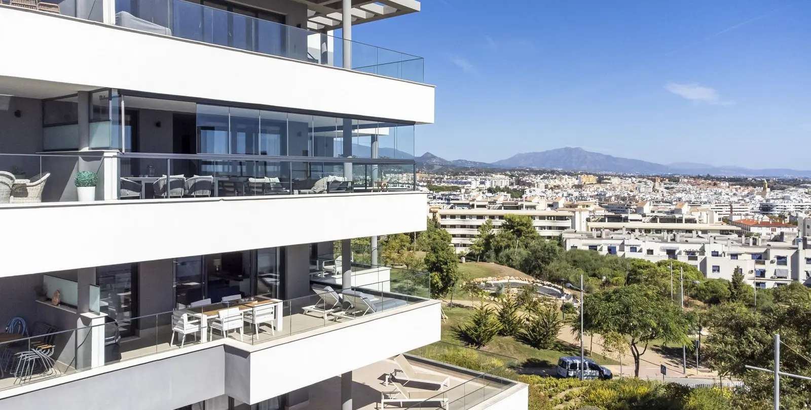 Venta de apartamento en planta media en Estepona 28
