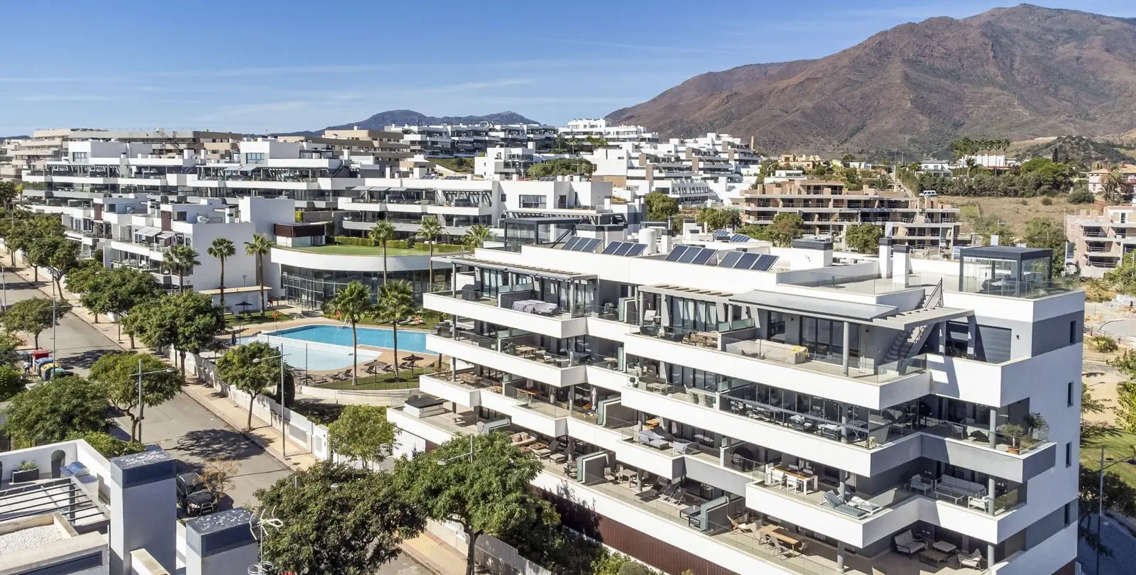 Venta de apartamento en planta media en Estepona 30