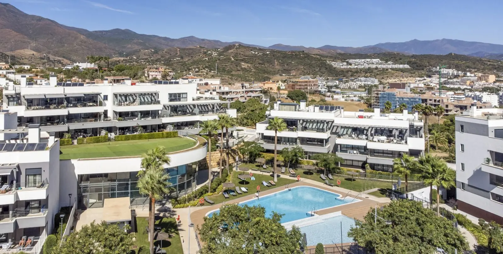 Venta de apartamento en planta media en Estepona 31