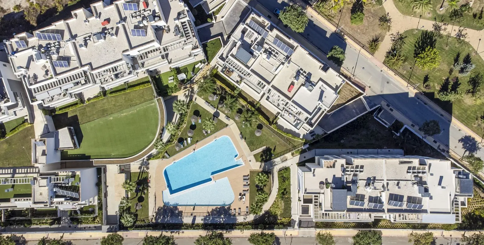 Venta de apartamento en planta media en Estepona 32